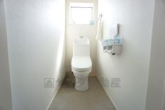 ウォシュレット、暖房便座、節電・節水機能など、使い勝手のよい高機能トイレです。