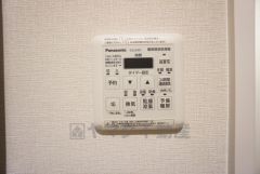 浴室暖房乾燥機には、暖房、乾燥、涼風、換気の4つの機能が付いています。タイマー付きです。換気・雨の日の洗濯も安心です＾＾