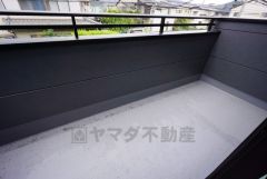 南向きで陽当たりの良いバルコニーです。お洗濯やお布団干しはもちろん、日光浴スペースにも＾＾足元は防水工事施工済です。 