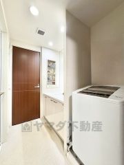 三面鏡裏収納付き洗面化粧台です＾＾ 歯磨きセットやスキンケア用品などの収納に便利ですね。 廊下からも洋室からも出入りできます＾＾回遊動線で家事効率アップ＾＾