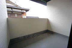 部屋を経由せずにホールから直接出入りできる南向きのバルコニー＾＾ 急な降雨時も雨が降りこみにくく安心のインナーバルコニーです。 