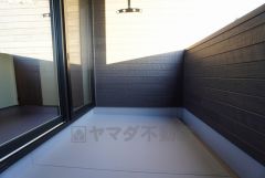 幅広のインナーバルコニーは多少の雨でも洗濯物を守ってくれ、家事を助けてくれること間違いなし。眩しすぎる日差しも和らげます。 