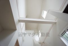 玄関上部は吹き抜けで明るく開放感のある空間＾＾ステキな玄関で帰ってくるのが楽しみになりそうですね＾＾