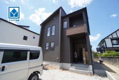 イオンモール筑紫野まで車4分(2ｋｍ)。シンプルでいつまでも飽きのこないデザインが周囲の環境に調和し、どんなご家族にもフィットするデザインです。