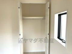 洋室にはハンガーパイプ付きのクローゼットが設けられています。たっぷり収納できるので衣替えの心配もいりませんね＾＾