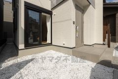 お庭付き＾＾日光浴やガーデニングはもちろん、お子さまの外遊びの場としても＾＾リビングからも様子が見守れるので安心です＾＾