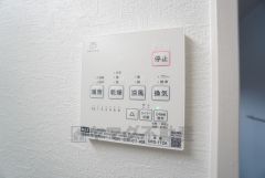 浴室暖房乾燥機には、暖房、乾燥、涼風、換気の4つの機能が付いています。タイマー付きです。換気・雨の日の洗濯も安心です＾＾