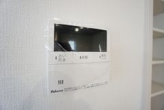 キッチン横からお湯張り、追い炊き、足し湯がボタン一つで楽々操作できる給湯機リモコンです。忙しい夕飯準備の時間帯に重宝しますね。