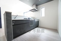 対面式キッチンなのでリビングにいるご家族とコミュニケーションを取りながら洗い物や、お料理が楽しめそうですね＾＾