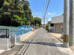 前面道路は北側約4ｍ、西側約1.7ｍに面しています。 住人以外の車の進入も少なく、小さなお子様を持つご家庭にも安心です。 