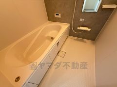 1日の疲れを癒すくつろぎのバスルーム。足を伸ばしてもゆったりと入れるサイズです。お子様と一緒にお風呂に入っても狭くないですね＾＾