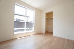 暖かい日差しが差し込む洋室。たっぷり収納できるウォークインクローゼット付きでお部屋の中をすっきりと快適に保てます。