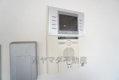 防犯はもちろん、セールスマン対策にもなるモニター付きインターホンです。 来訪者の顔が見えるので安心ですね＾＾