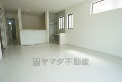 大きな掃き出し窓のあるリビングは、陽光あふれる明るい空間です。ゆったりと寛げる憩いの場となりそうです。