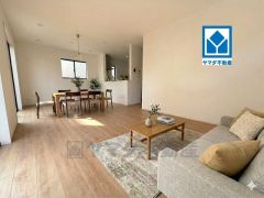 20帖。家族が集まる開放的なリビング。思い思いの時間を過ごしたり食事をしたり、素敵な団らんの場になりますね。家具はCGによるイメージ画像