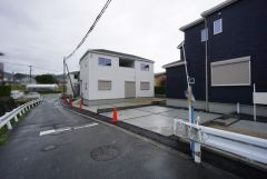 前面道路は西側4ｍの公道に面しています＾＾住人以外の車の進入も少なく、小さなお子様を持つご家庭にも安心です。 
