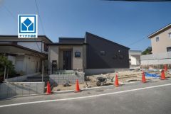 生活がワンフロアで完結する平屋建て＾＾スーパーやコンビニなども近く周辺環境充実。快適でゆとりのある生活空間で新生活を始めましょう^^