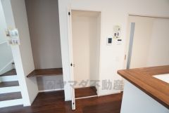 キッチン横にパントリー付き。長期保存ができるもの、調理器具、防災グッズを入れておくのもいいですね。