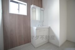 三面鏡裏収納付き洗面化粧台です＾＾歯磨きセットやスキンケア用品などの収納に便利ですね。