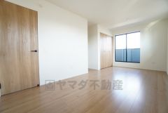 2ドア1ルーム。陽当たり、通しも良く、大変居心地の良い空間となっております。日当たりがよく、子供部屋としての利用もおすすめ＾＾