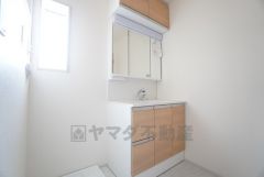 三面鏡裏収納付き洗面化粧台です＾＾ 歯磨きセットやスキンケア用品などの収納に便利ですね。 生活感も隠すことができ、来客時にも安心です。