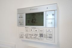 キッチン横からお湯張り、追い炊き、足し湯がボタン一つで楽々操作できる給湯機リモコンです＾＾忙しい夕飯の準備の時間帯に重宝しますね。