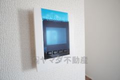 防犯はもちろん、セールスマン対策にもなるモニター付きインターホンです。 来訪者の顔が見えるので安心ですね＾＾