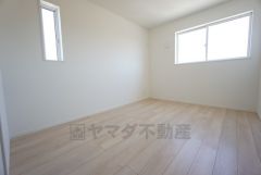 6帖。木の温もりがやさしいフローリングとシンプルなクロスです＾＾ウォークインクローゼットもあり荷物もすっきり片付けられ、ゆとりのある暮らしが出来ます＾＾ 