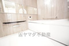 1日の疲れを癒すくつろぎのバスルーム。足を伸ばしてもゆったりと入れるサイズです。お子様と一緒にお風呂に入っても狭くないですね＾＾