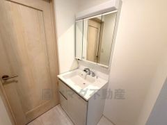 三面鏡裏収納付き洗面化粧台です＾＾ 歯磨きセットやスキンケア用品などの収納に便利ですね。 生活感も隠すことができ、来客時にも安心です。ランドリースペース上部には窓も付いており換気に便利です＾＾