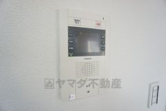 防犯はもちろん、セールスマン対策にもなるモニター付きインターホンです。 来訪者の顔が見えるので安心ですね＾＾