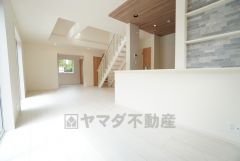 大きな掃き出し窓のあるリビングは、陽光あふれる明るい空間です。ゆったりと寛げる憩いの場となりそうです。