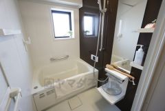 1日の疲れを癒すくつろぎのバスルーム。雨の日のお洗濯にも嬉しい浴室乾燥付き。換気機能付きなのでお風呂のカビ予防にもなります＾＾ 