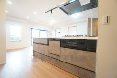 対面式キッチンなのでリビングにいるご家族とコミュニケーションを取りながら洗い物や、お料理が楽しめそうですね＾＾