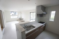 対面式キッチンなのでリビングにいるご家族とコミュニケーションを取りながら洗い物や、お料理が楽しめそうですね＾＾