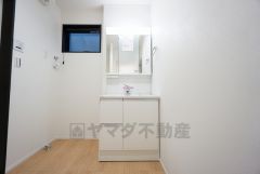 三面鏡にハンドシャワー付きで使いやすい洗面台です＾＾鏡裏と洗面ボウル下に収納付きの洗面台なので、整理整頓ができスッキリと使えます＾＾