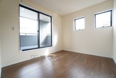 主寝室としてお使いいただけそうなこちらのお部屋は、日当たりが良く、爽やかな風を感じて起きる朝は、快適生活の始まりに。