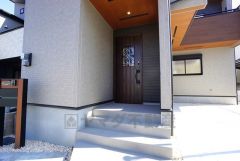 採光のためのスリットが入った玄関ドア。