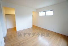 主寝室としても利用できる約8帖の洋室は南側にバルコニーがあり、日当たり良好です。温かい光の差し込むゆとりのある居室をぜひ現地にてご確認くださいませ。