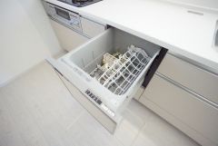 炊事時間を大幅に短縮できる食器洗浄乾燥機付き＾＾食器を洗う手間が減るので家族とのコミュニケーションの時間や自分の時間が増えますね。