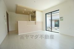 窓から光が差し込む明るいダイニング＾＾