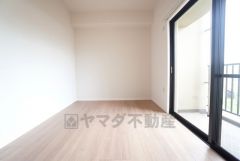 こちらの明るい洋室は、風通しも良く、大変居心地の良い空間となっております。日当たりがよく、子供部屋としての利用もおすすめ＾＾