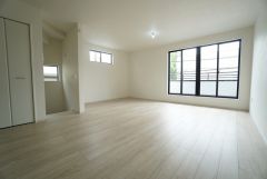 大きな掃き出し窓のあるリビングは、陽光あふれる明るい空間です。ゆったりと寛げる憩いの場となりそうです。