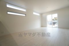 大きな掃き出し窓のあるリビングは、陽光あふれる明るい空間です。ゆったりと寛げる憩いの場となりそうです。 