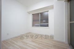リビングに隣接した3.5帖の洋室です。