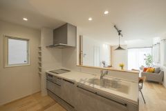 キッチン横収納スペース付き＾＾小窓も付いているので換気も出来ます＾＾