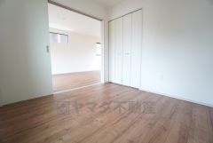 リビング隣には、ホッとできる洋室を用意。客間としてはもちろん、お子様のお昼寝スペースや書斎としても活躍してくれそうです＾＾