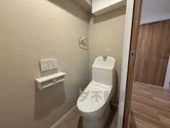 ウォシュレット、暖房便座、節電・節水機能など、使い勝手のよい高機能トイレです。 上部には収納棚が付いています＾＾ 