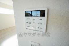 キッチン横からお湯張り、追い炊き、足し湯がボタン一つで楽々操作できる給湯機リモコンです＾＾忙しい夕飯の準備の時間帯に重宝しますね。