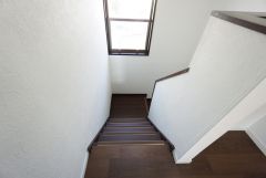 お子様も高齢の方も安心して上り下りができる設計＾＾階段には小窓を配置しました。日中でも暗くなりがちな階段下が明るくなり安全ですね。 